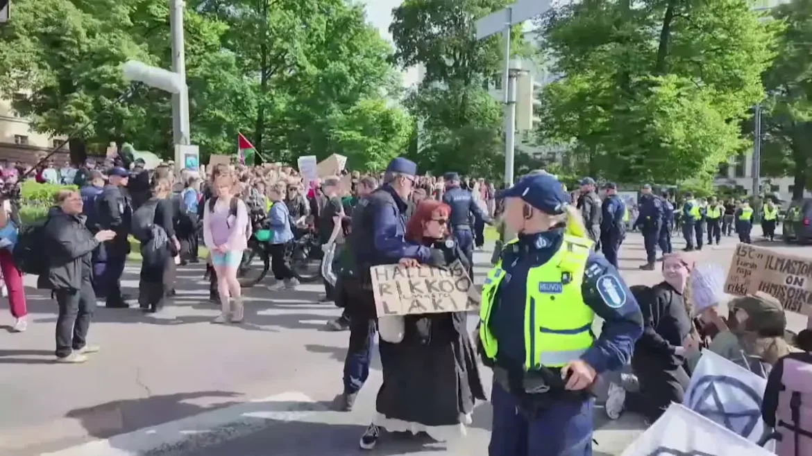 Helsingin poliisi työnsi mielenosoittajan maahan